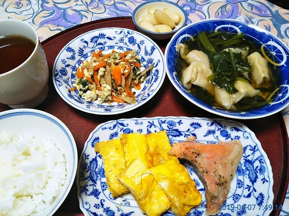 Snapdishの料理写真:よねばーばの朝ごはん
ほうれん草と餃子のお汁
卵焼き、鮭、
豆腐の白和え
去年漬けたらっきょう
今年もお多福らっきょう酢を
準備しています|yoneばーばさん