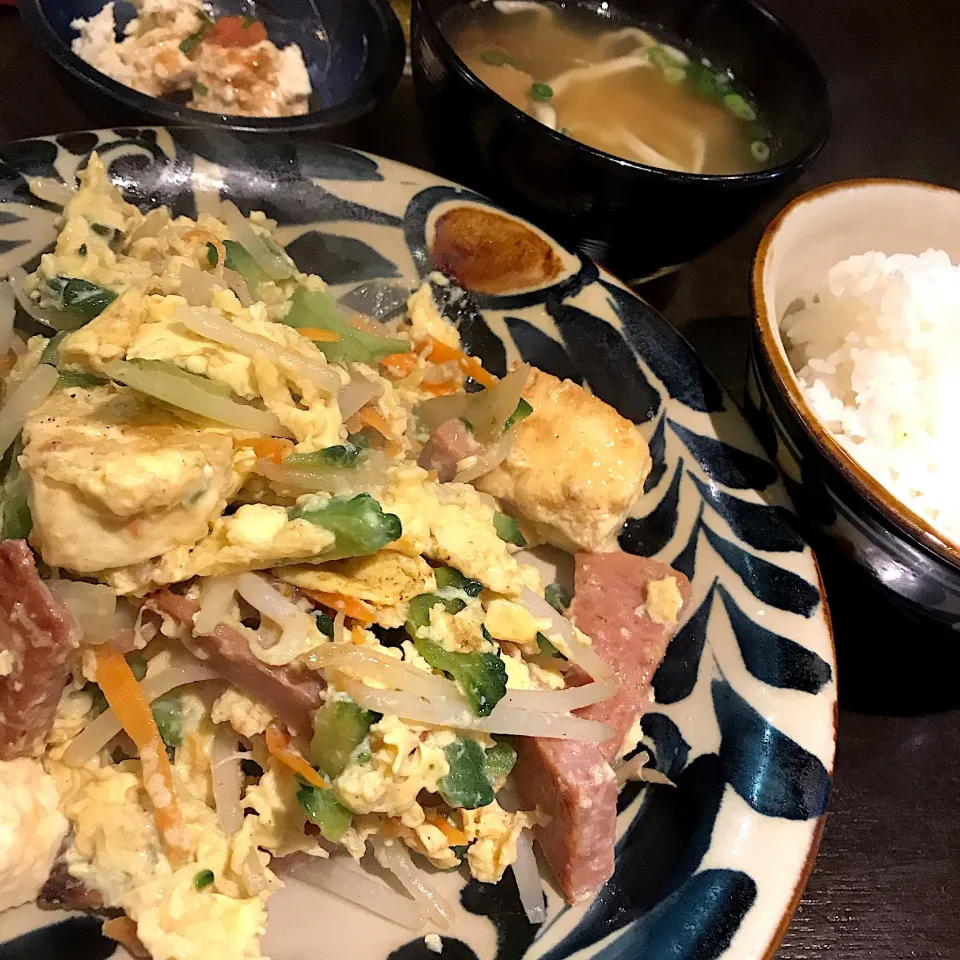 Snapdishの料理写真:ゴーヤーちゃんぷるー定食@源さん(新橋)|塩豚骨さん