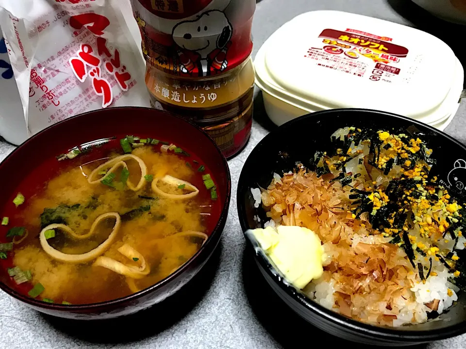 半分おかかバター(マーガリン)半分のりたまご飯、麩ワカメ味噌汁 #朝食  #昼飯|ms903さん