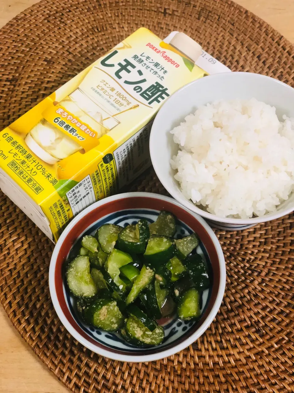 ご飯ときゅうりの漬物にプラ酢🍋|かずきっちんさん