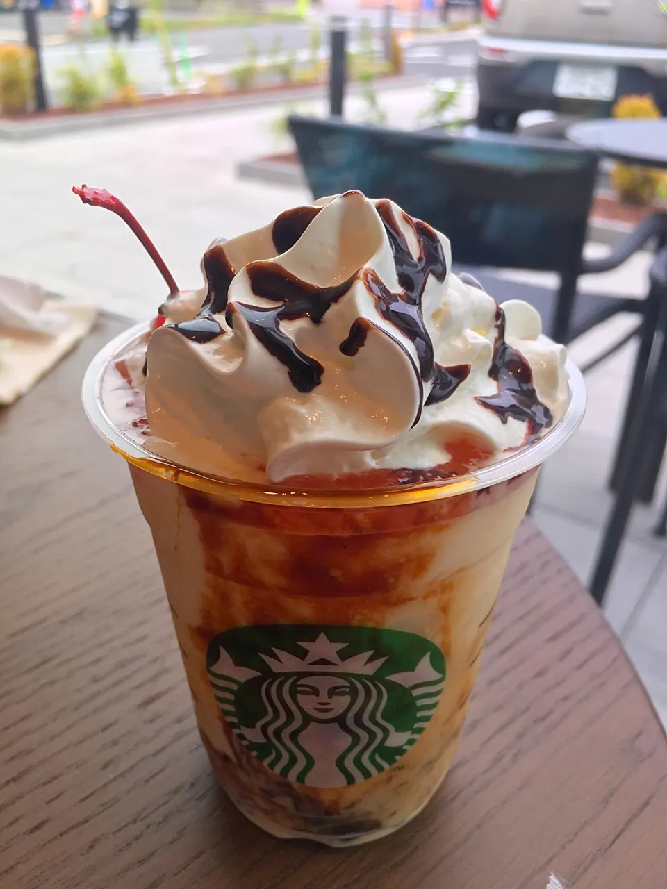 プリンアラモードフラペチーノ😋ホイップ多めチョコソースがけ|ありささん