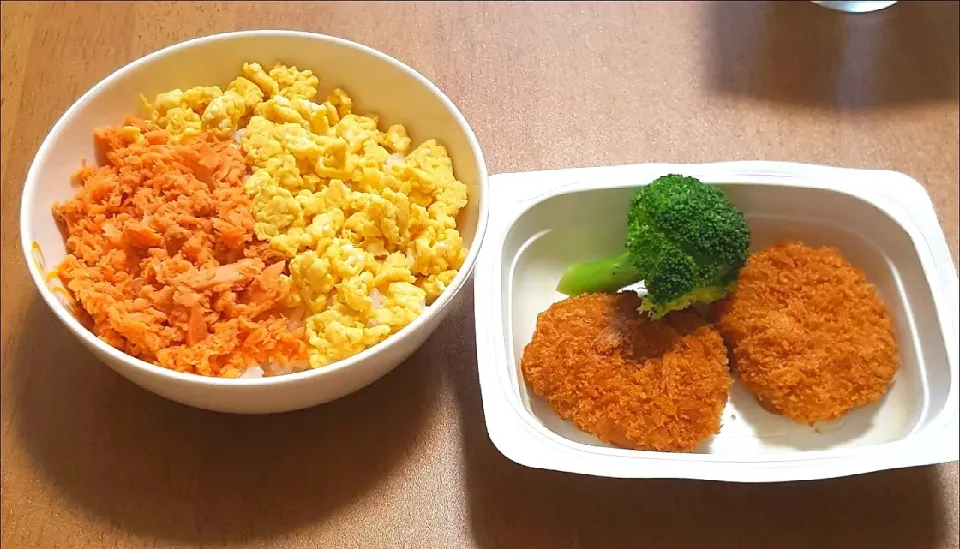 鮭と卵のそぼろ丼、コロッケ、ブロッコリー|ナナさん