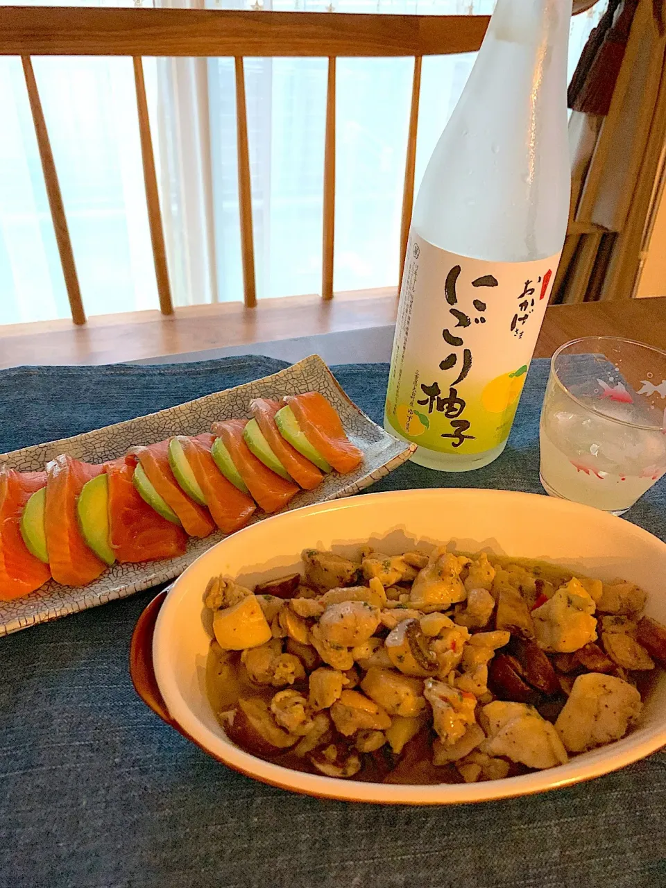 Snapdishの料理写真:鶏肉とキノコのアヒージョ🍄とサーモンとアボカドのカルパッチョ|ryosanさん