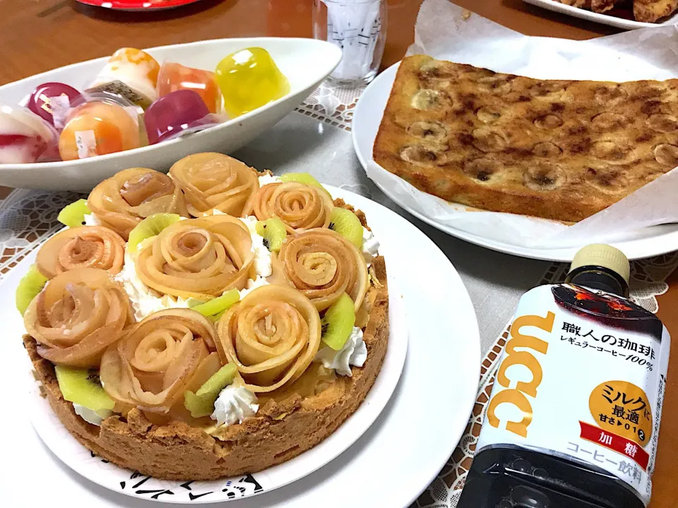 リンゴの薔薇ケーキとバナナケーキと美味しいコーヒー❤️|makoさん