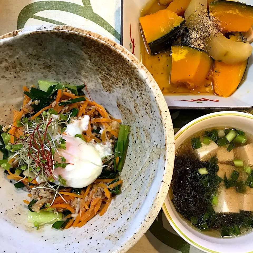 ビビンバ丼・かぼちゃ太きゅうりの煮物・豆腐と海苔の中華スープの夕飯～(*˙︶˙*)☆*°|てるみさん