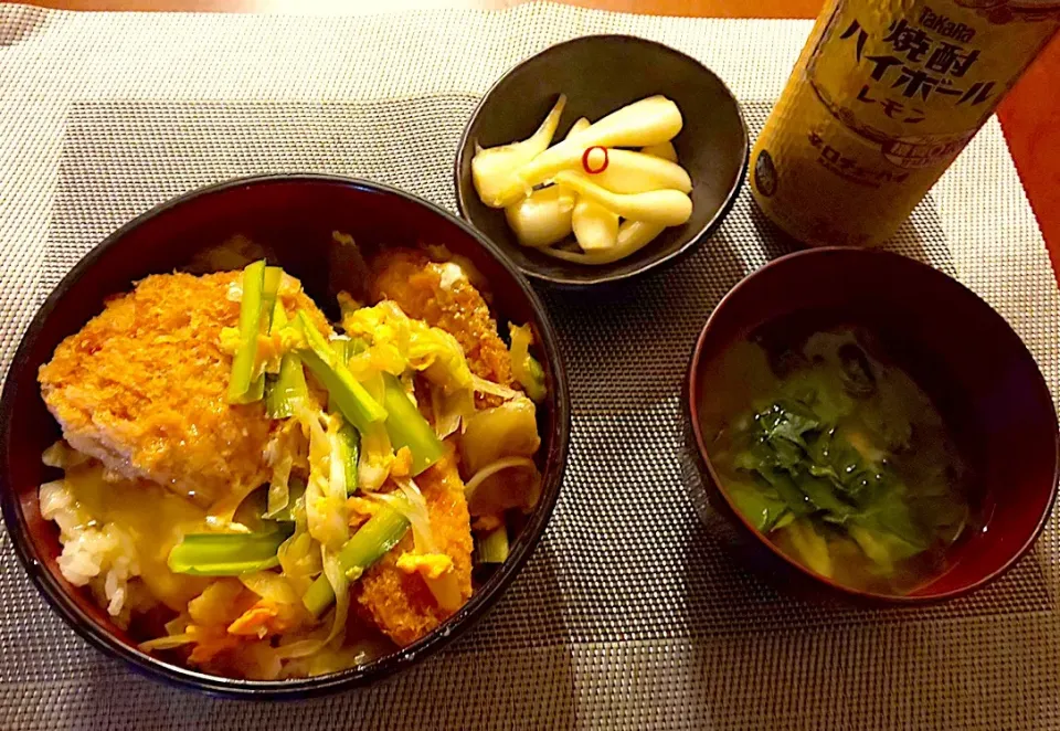 Today's Dinner🍴うるいしゃっきりｶﾂ煮丼･明日葉のお味噌汁･島らっきょう漬け|🌈Ami🍻さん