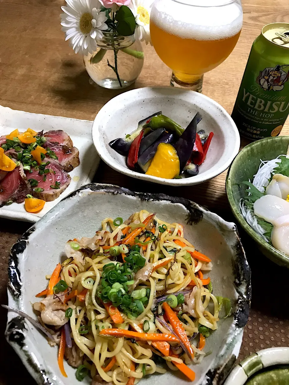 ビールとマグロのたたきと上海焼きそばと夏野菜のおひたし|izunさん