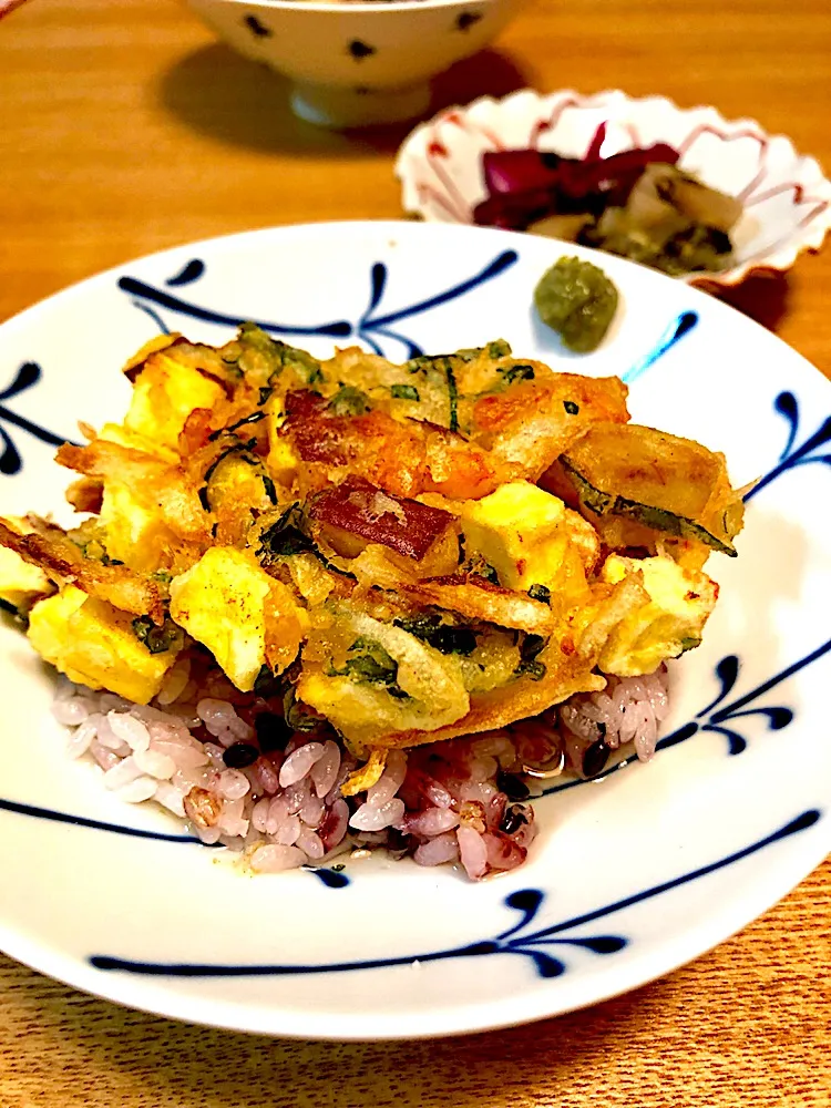 Snapdishの料理写真:おうち天ぷらの〆は天茶😊 桜海老、玉葱、さつま芋、大葉のかき揚げ。|kctreeさん