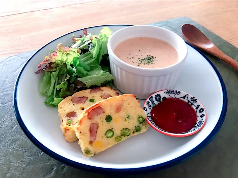 野菜ケークサレ朝ごはん🥕🥛

ミックスベジタブルとウインナーでケークサレを焼きました🍞💕
あとはトマトと玉ねぎのビジソワーズで簡単に朝ごはん🍅🧡|おーやんさん