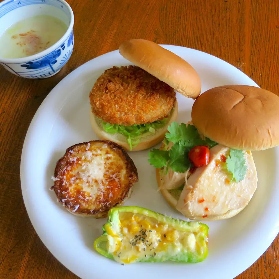 お肉屋さんのコロッケとスイチリソース味のサラダチキンバーガー|Kさん