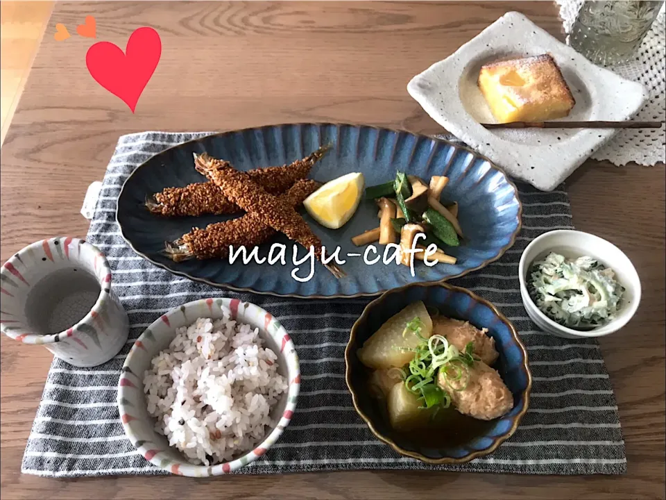 母ランチ💕ししゃもの胡麻揚げ・エリンギとオクラのオイマヨ炒め・ゴーヤとツナ 茗荷のサラダ・生姜たっぷり鶏だんごと大根の煮物・無農薬十穀米ご飯・パイナップルケーキ😊|まゆさん