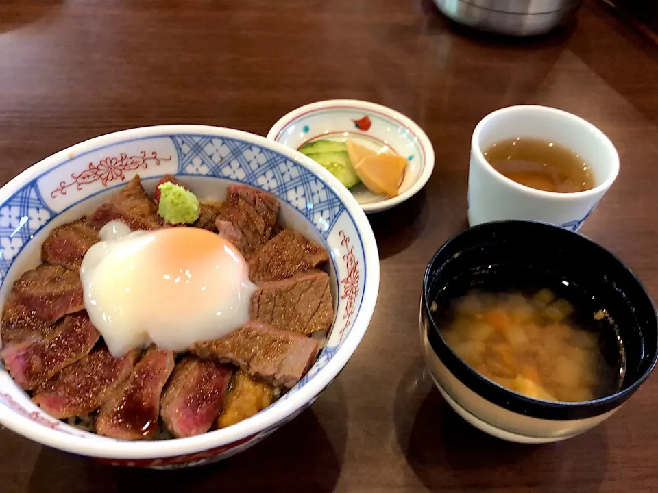 今日は外食〜❣️

赤牛丼セットです🐂|ゆかっち♬さん