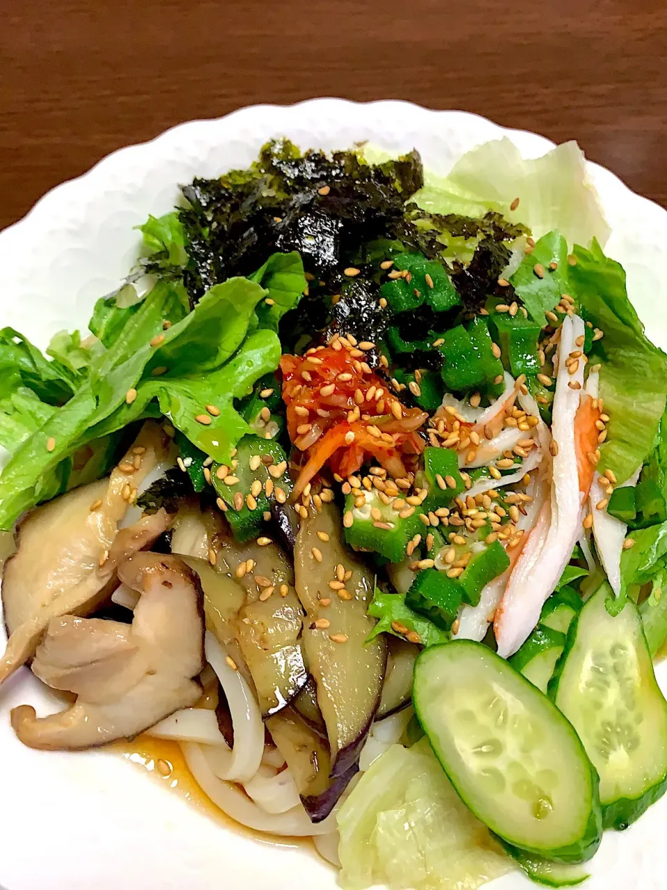 サラダうどん🥗
レタス、どんこ椎茸、ナス、きゅうり、オクラ、キムチ、カニカマ、韓国海苔、ゴマ|sakiさん