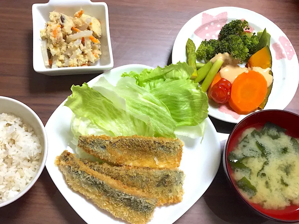 Snapdishの料理写真:鰯のフライ 長いもとワカメの味噌汁 蒸し野菜のマヨソース 卯の花煮|おさむん17さん