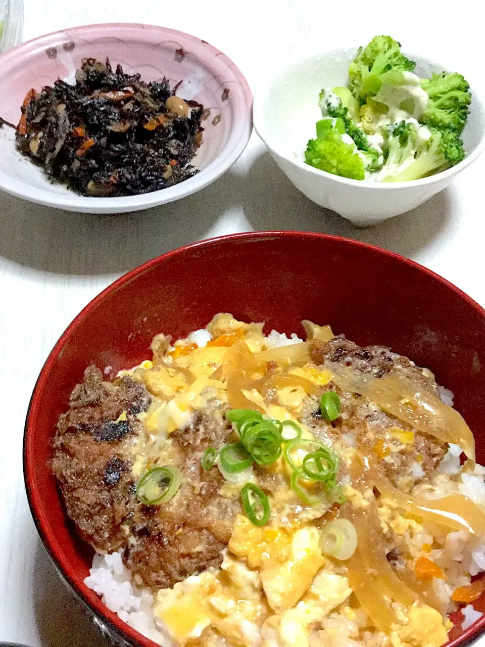 チキンカツ丼、ひじきの煮物、ブロッコリーのサラダ|Ayaさん