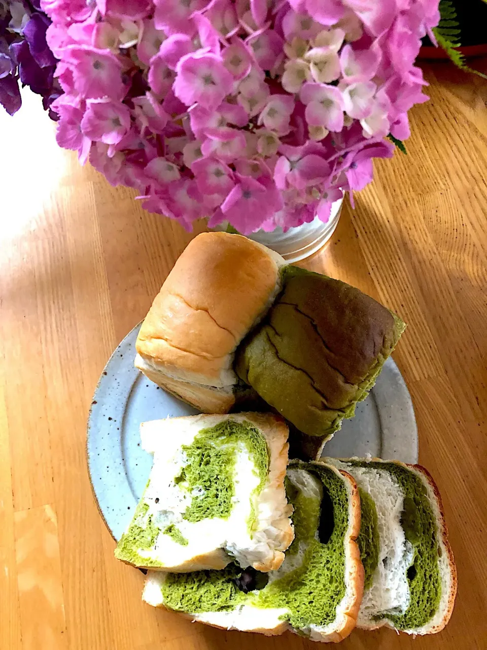 Snapdishの料理写真:黒豆抹茶ミックス食パン|みっちゃんさん