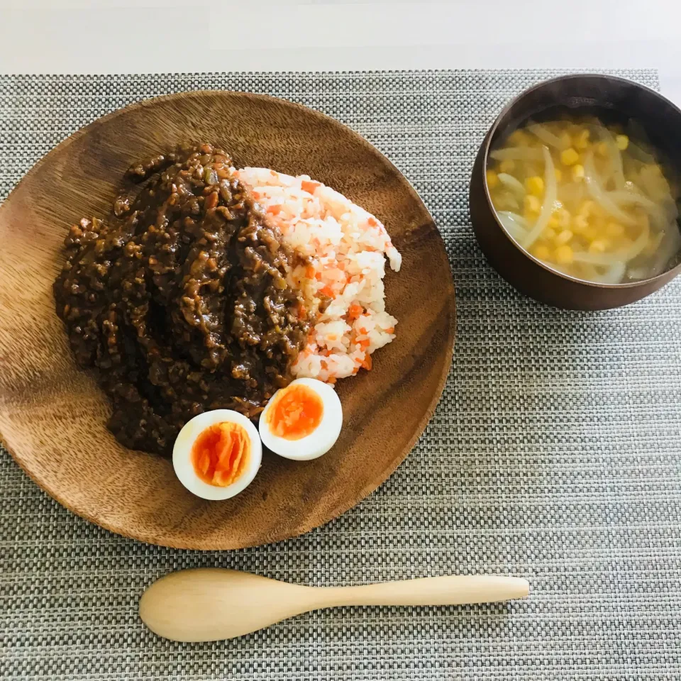 人参ご飯
半熟卵とドライカレー|みかさん