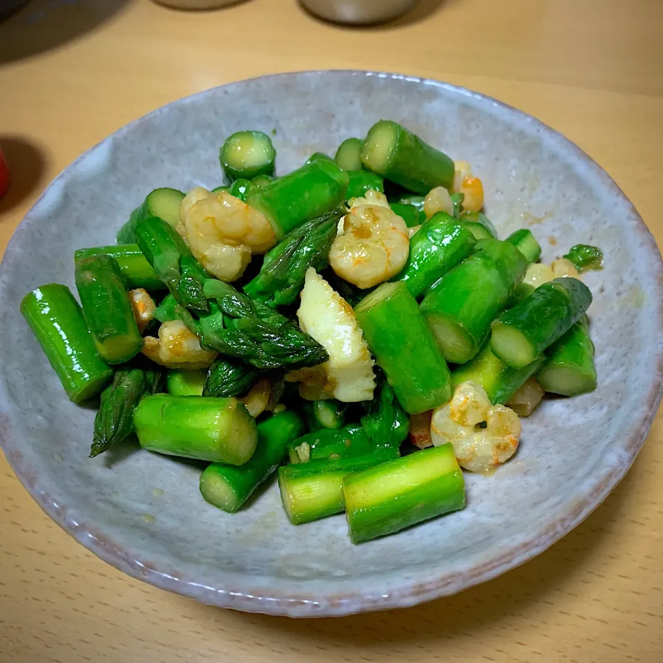 Snapdishの料理写真:アスパラとエビイカバター醤油炒め|Miki Takeuchiさん