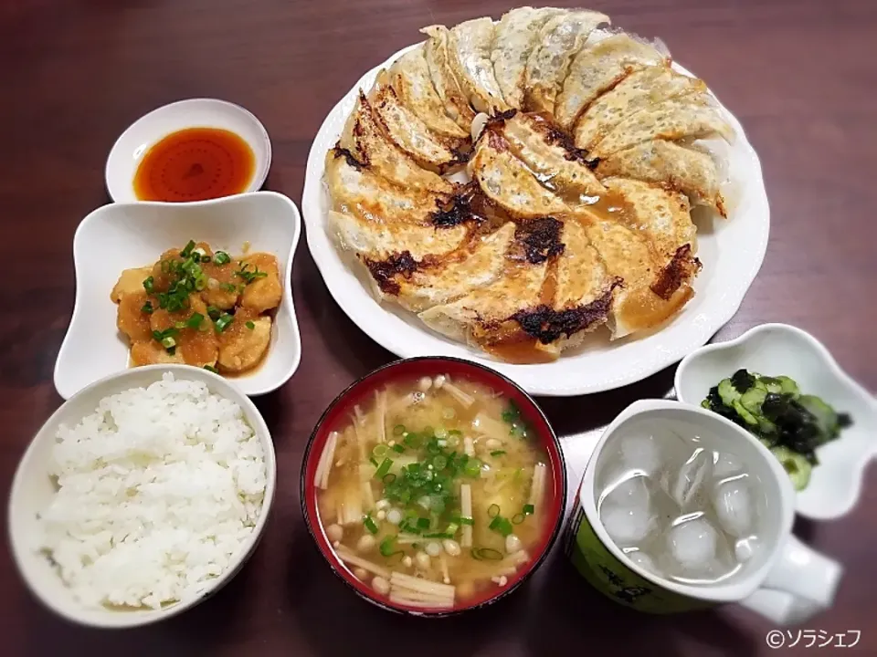 Snapdishの料理写真:今日の晩ご飯だよ(*^^*)
★焼き餃子
★鶏胸肉のみぞれ煮
★きゅうりとわかめの酢の物
★豆腐とえのきの味噌汁
★焼酎水割り|ソラシェフさん