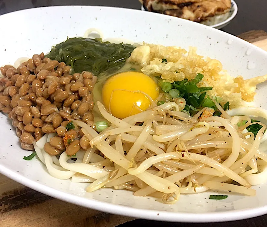 Snapdishの料理写真:晩ごはん⭐️⭐️⭐️
色々トッピングうどん。
朝採りたまご  納豆  めかぶ  もやしナムル 天かす  ねぎ|ぽんたさん