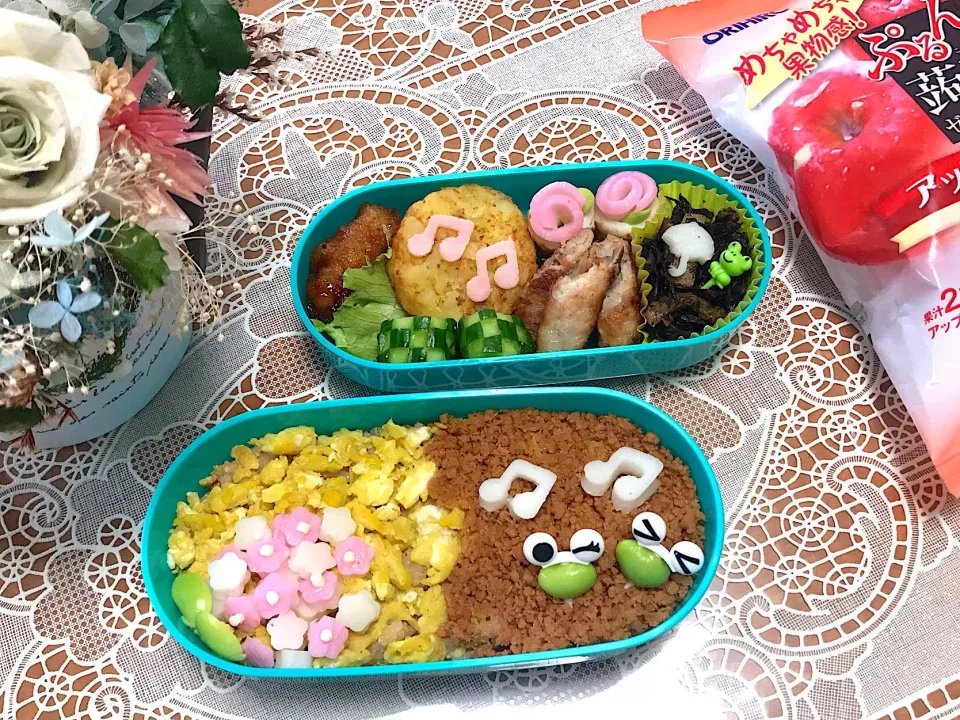 娘部活弁当は
かえるさんのそぼろ弁当🍀

 #デコ弁  #キャラ弁 #カエル弁当#梅雨入りやだな #娘弁当  #娘のお弁当  #娘部活弁当  #中学生女子弁当  #中学生弁当|makoさん