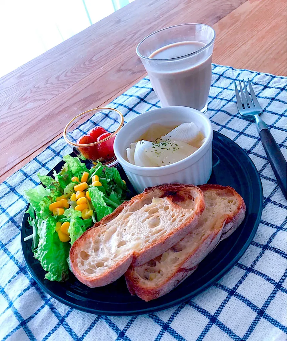 りんごカンパーニュ朝ごはん🍅🧡

UCC上島珈琲のミルク割りと一緒に🥰
今日もいい天気だ〜✨|おーやんさん