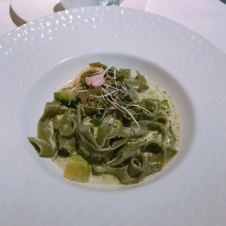 小海老とアボカドのジェノバソースの
パスタ🍝|ちゃみこさん