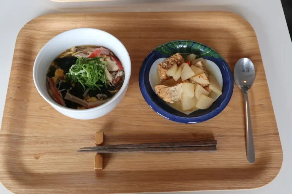 今日の昼食 鶏むね肉とわかめの卵とじ蕎麦、大根と厚揚げのごま煮|pinknari🐰🌈さん