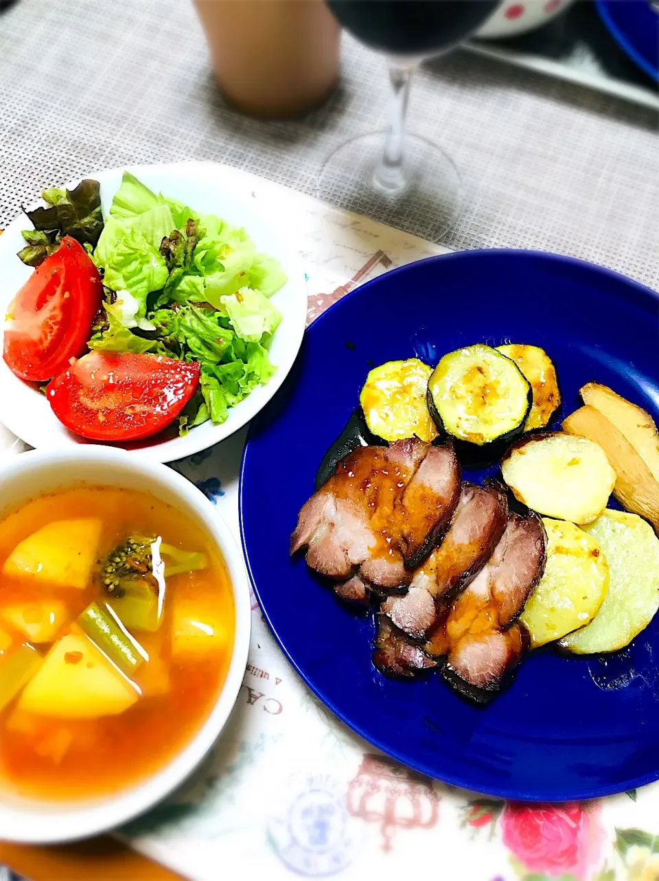 焼豚とグリル野菜。
野菜のコンソメスープ。
サラダ。|ちはるさん