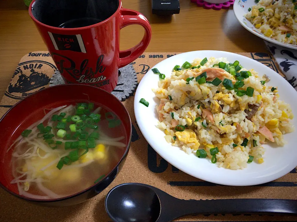 今日の男飯絆(*･ω･)お昼バージョン...♪*ﾟ
＊鮭とスィートコーンの焼き飯
＊スィートコーンとキャベツのスープ|ひーちゃんさん