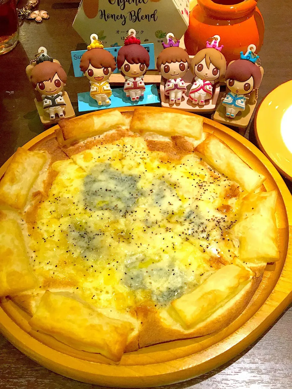 Snapdishの料理写真:ゴルゴンゾーラチーズのピザ👑 イタリアンバル×チーズフォンデュ BEE HOUSE 渋谷本店|なぎさん