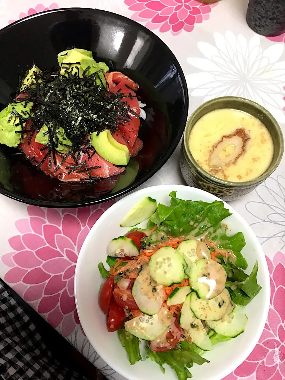 マグロアボカド丼🥑茶碗蒸し🥬野菜サラダ|☆光るさん