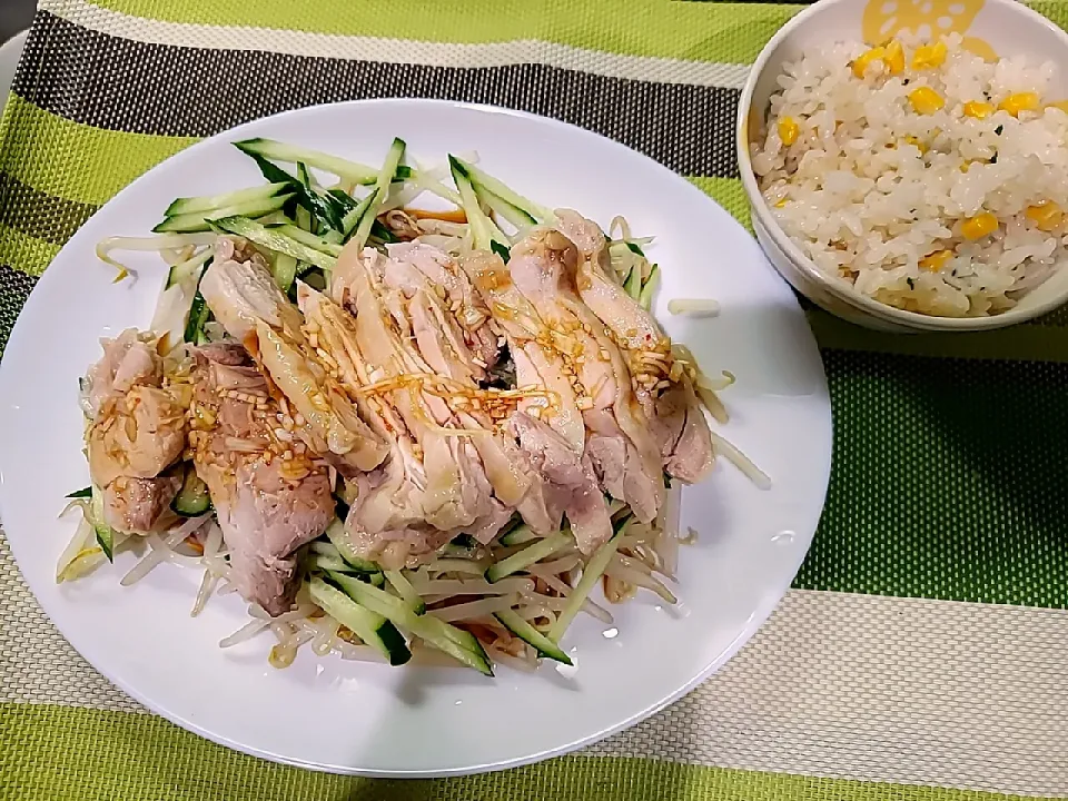 電子レンジで簡単、鶏のムネ肉で作る蒸し鶏と缶詰めのスイートコーンを使ったコーンライス|うるめさん