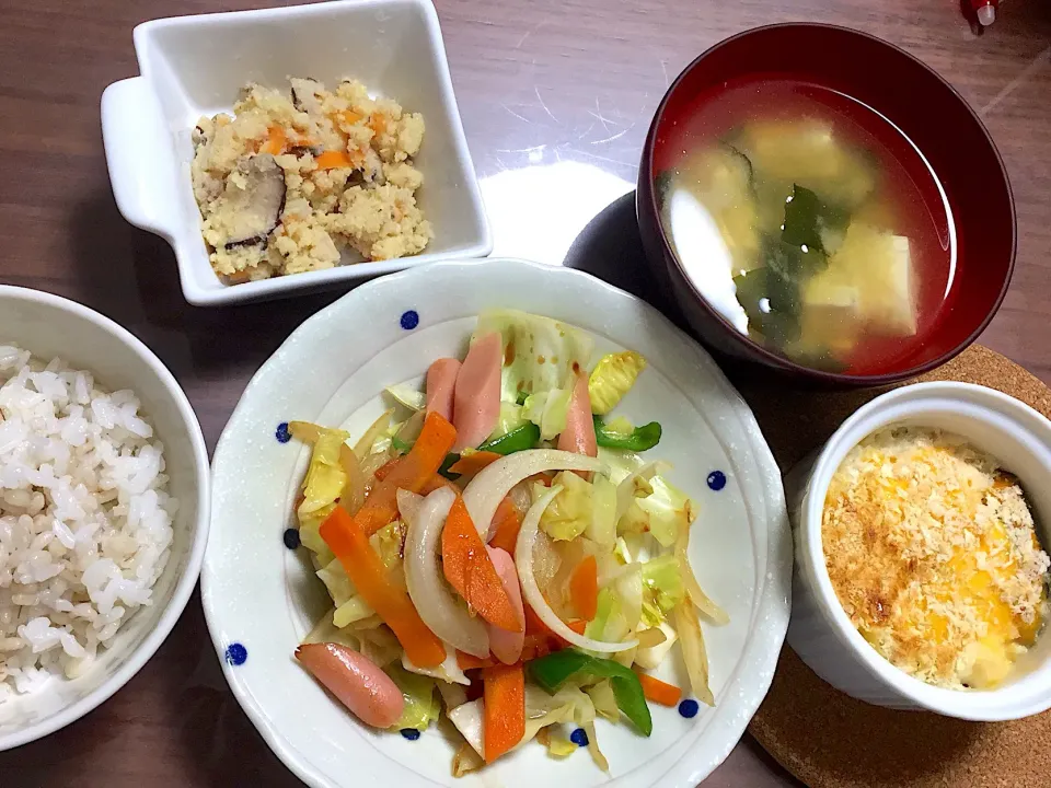 旦那さん作野菜炒め ミニグラタン 豆腐とわかめの味噌汁 卯の花|おさむん17さん