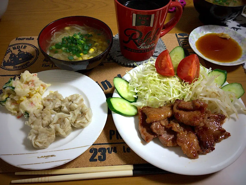 Snapdishの料理写真:今日の男飯絆(*･ω･)晩ご飯バージョン...♪*ﾟ
＊牛カルビタレ焼き肉
＊焼売and自作ポテサラ
＊スィートコーンとキャベツのスープ味変|ひーちゃんさん