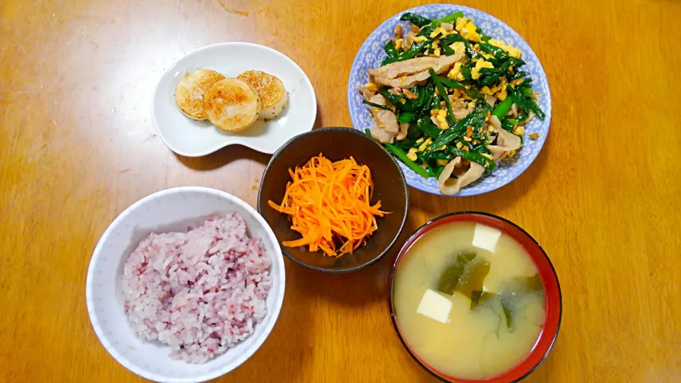 ６月８日　豚ニラ玉炒め　長いも焼き　にんじんサラダ　豆腐とわかめとえのきのお味噌汁|いもこ。さん