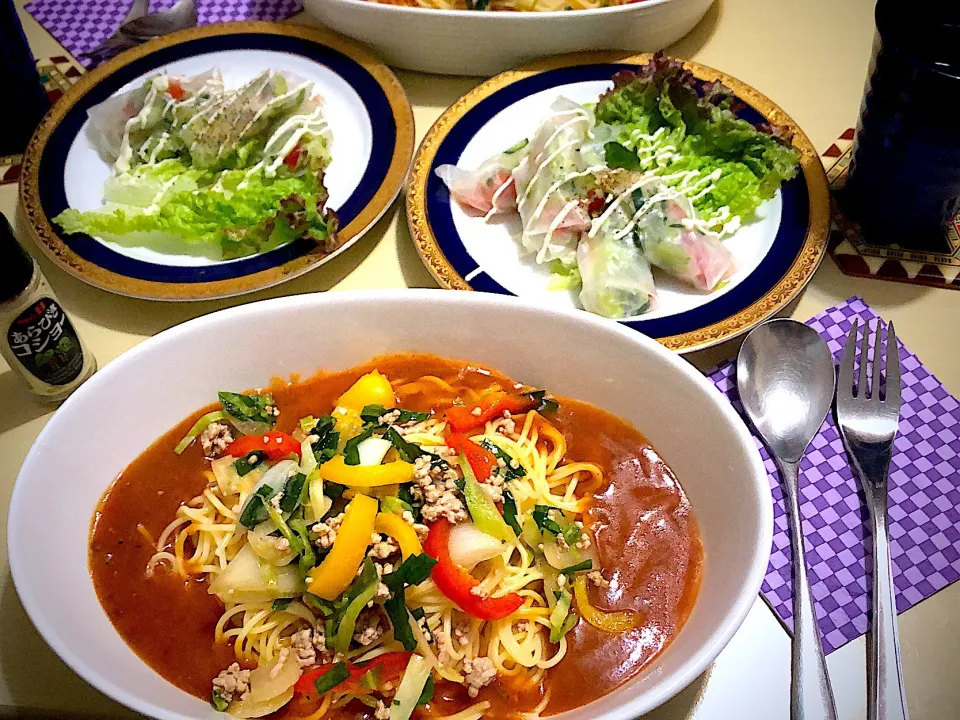 6／9夕食  #晩ごはん  #スパゲティ •あんかけスパ風 肉野菜炒めトッピング  •生春巻きサラダ      ‥あんかけスパが食べたいけど、あのソースが無く、トマトソースからアレンジ。胡椒いっぱい効かせたら、なかなかそれっぽいぞ👍‥|おさんどんさん