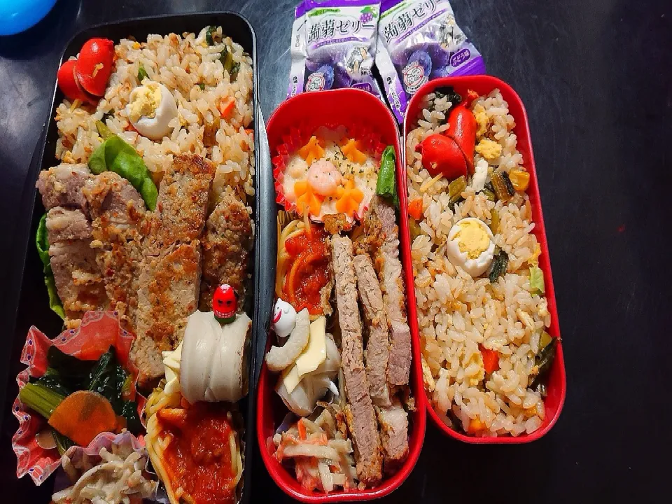 双子弁当

＊高菜炒飯 
＊ロースの香草焼き
＊ごぼうサラダ
＊ミートパスタ
#今日も1日頑張ろうー|Naoさん