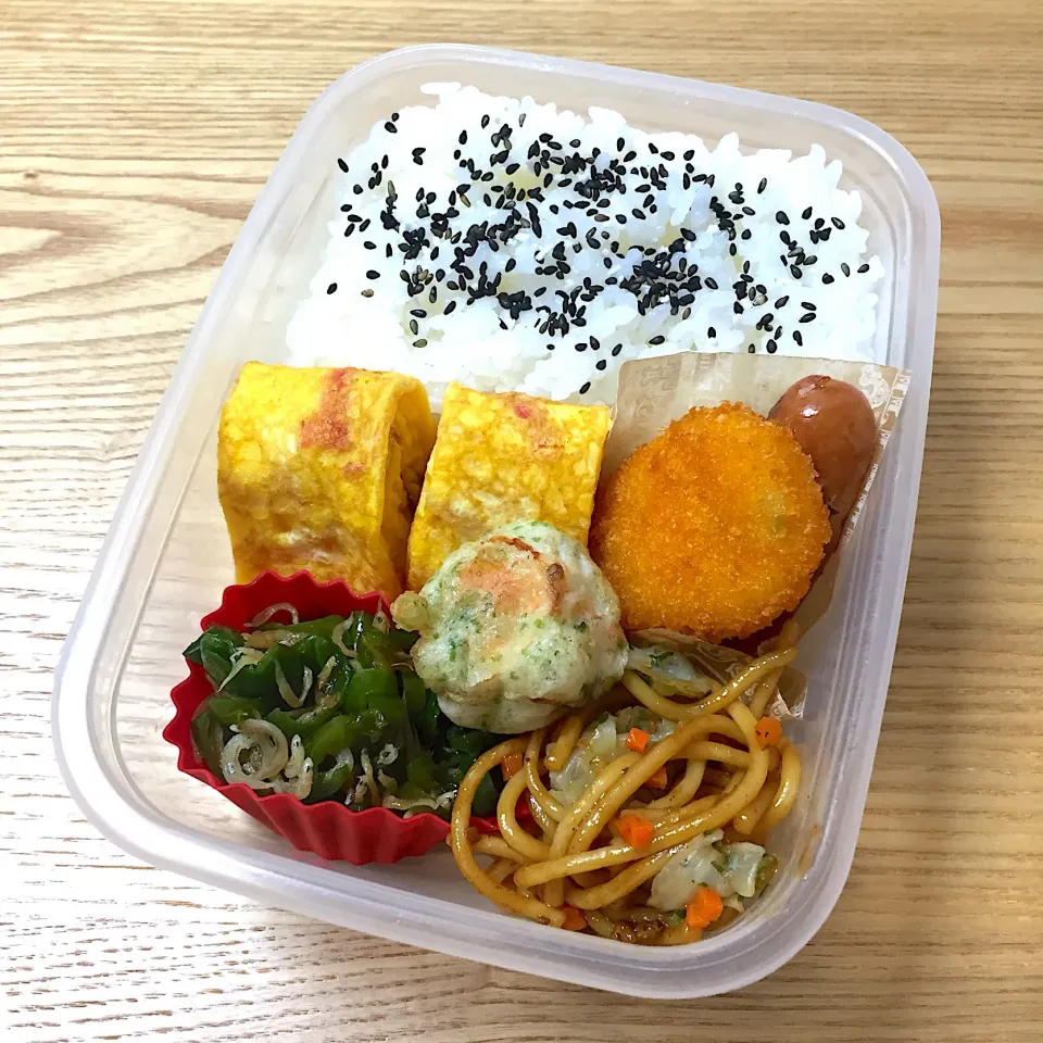 月曜日の旦那さんのお弁当☺︎ #カニカマ入り玉子焼き  #じゃこピーマン  #ウインナー  #焼きそば|むさけんさん