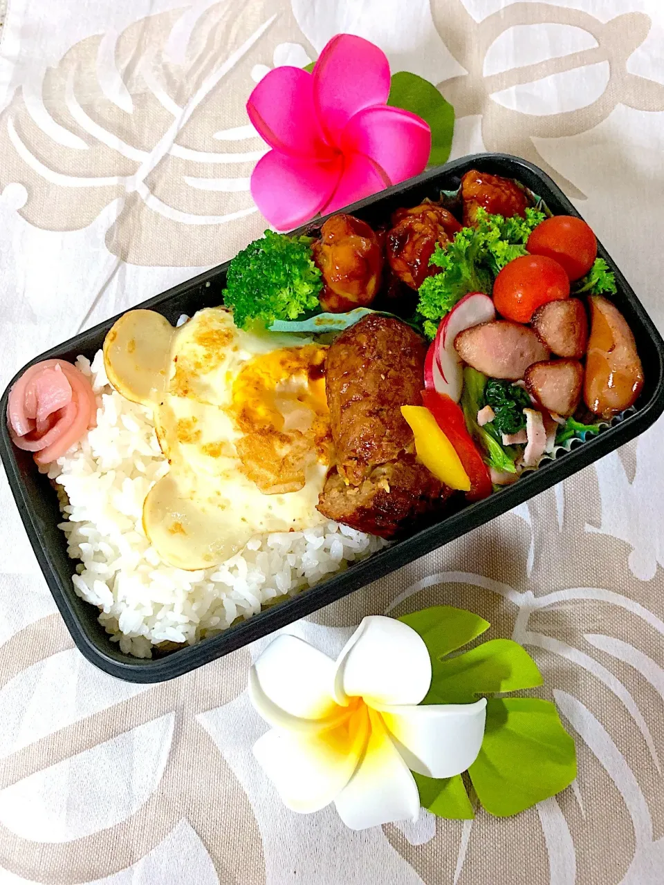 #男子部活お弁当。姉おまけお弁当。 
   姉さん有給。
 #お弁当 
今日のお弁当
ハンバーグ、照り焼きチキン、ほうれん草のバター炒め。|yukaさん