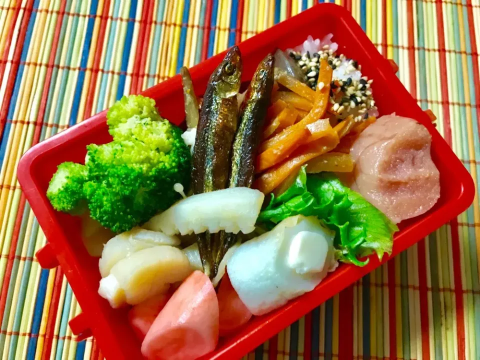 Snapdishの料理写真:20190610🍱今日の自分弁当🍱
今日はヘルシー。
ボイルしたブロッコリー🥦、ホタテとイカの炒め物、人参のすりごま炒め、佃煮、ピクルス、タラコ、こんにゃくのピリ辛甘辛煮、チーズちくわ🧀
#手軽にプラ酢レモンの酢 #スナップディッシュ #snapdishi #うちごはん🍚|akiyo22さん