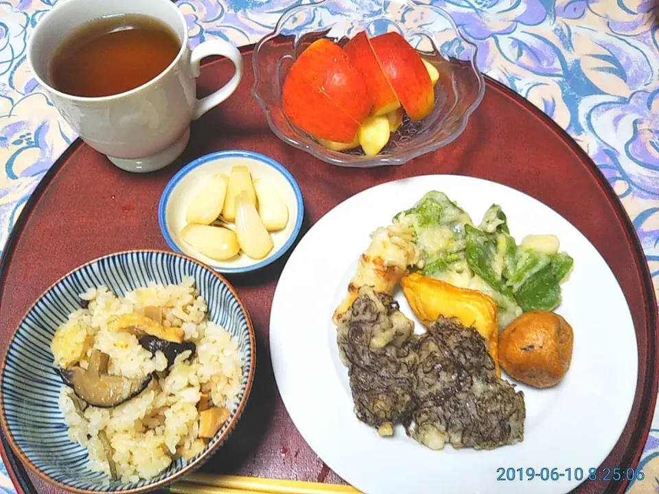 Snapdishの料理写真:よねばーばの朝ごはん
炊き込みご飯
野菜、もずく、ちくわなどの天ぷら
りんご、らっきょう、麦茶|yoneばーばさん