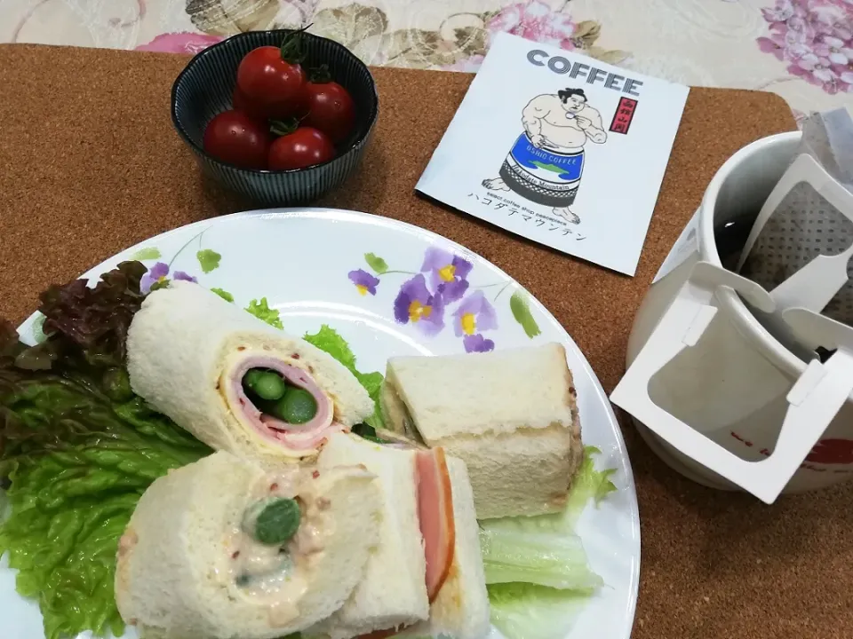 Snapdishの料理写真:令和元年6月10日
アスパラ入りロールサンド
　でブランチ🎵|たえさん