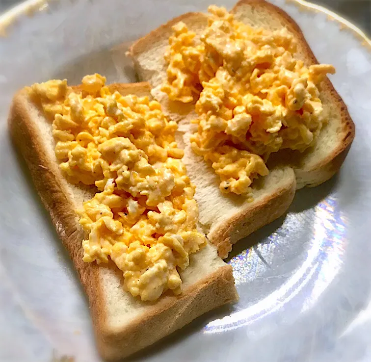 ランチに、炒り卵マヨのっけパン🥪を頂きます😋🎵|ギムレットさん