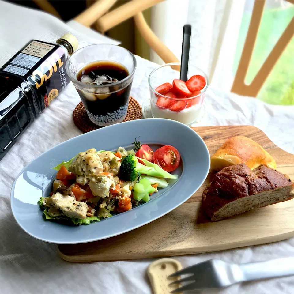 Snapdishの料理写真:鶏と野菜のオーブン焼きとアイスコーヒーでブランチ|むぎこさん