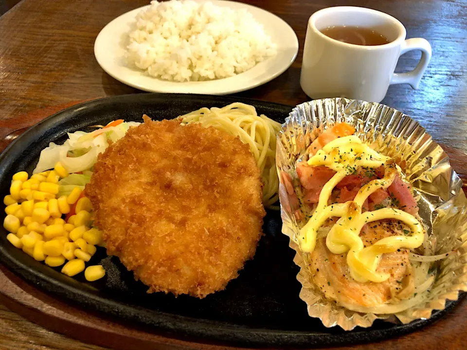 Snapdishの料理写真:チキンコロッケとサーモンマヨネーズ焼き|T. Wonderさん