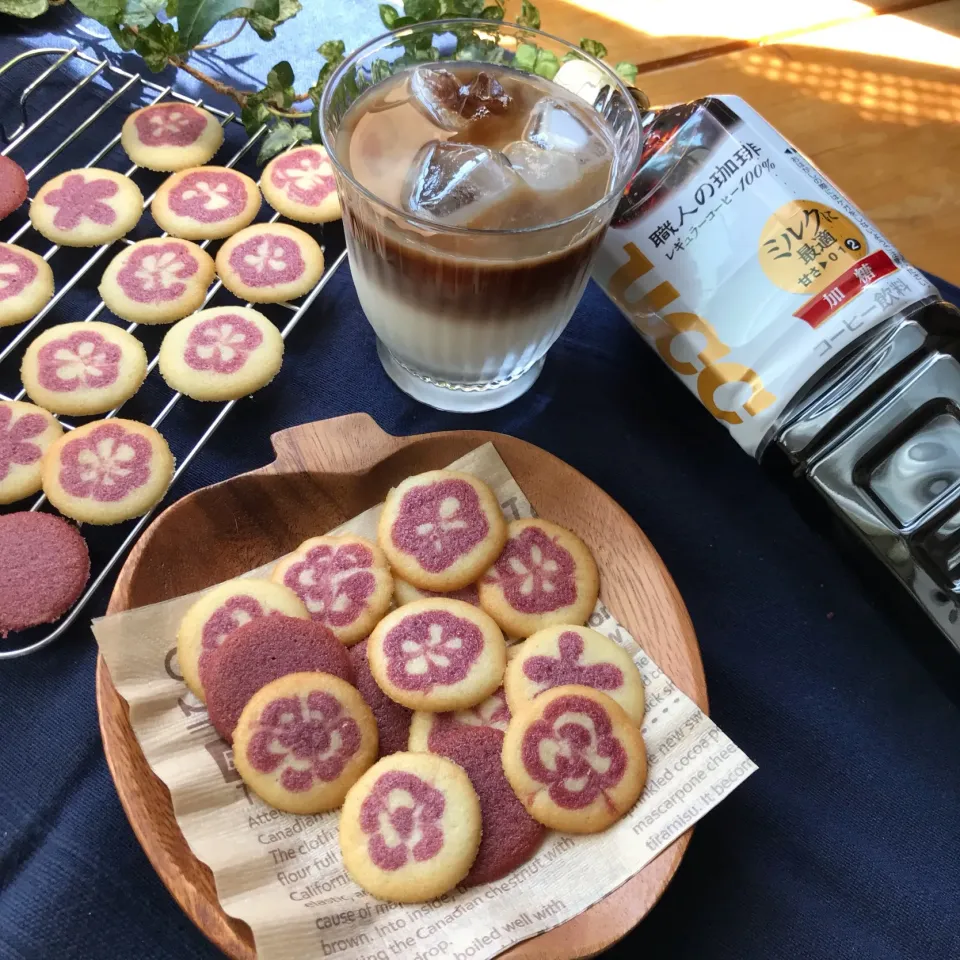 Snapdishの料理写真:🌺花柄ラングドシャ、焼きました。焼き上がりに 美味しいコーヒーに たっぷりミルクで頂きます🌼|Hollyさん