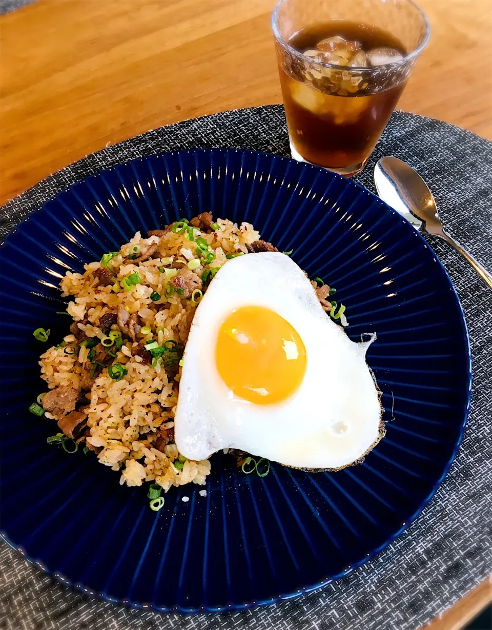 今日の一人ランチは、めるぼさんの料理 お安いランプ赤身ステーキで作った♪♪めるぼ家の【ペッパーランチ風】♪♪をアレンジして、ペッパーランチ風チャーハン目玉焼き乗せ✨|ミッチ☆ママさん