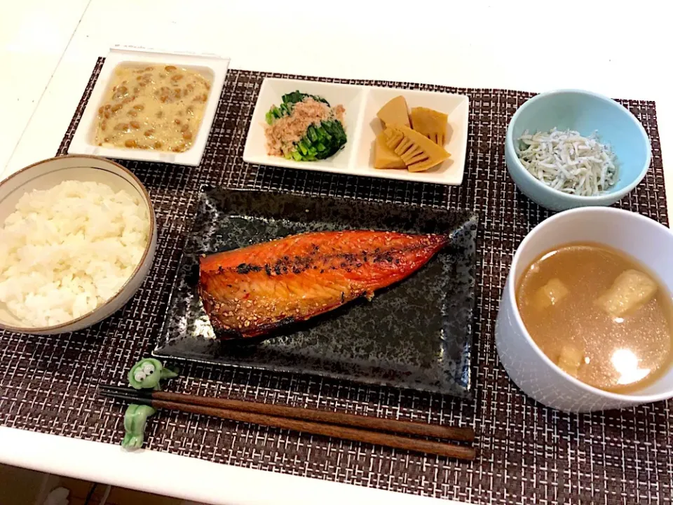 Snapdishの料理写真:#鯖のみりん干し 
 #しらすおろし 
 #筍の煮物 
 #ほうれん草のお浸し 
 #納豆 
 #えのきと豆腐のお味噌汁|ゆぺこさん