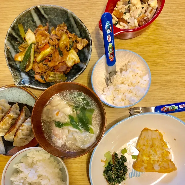 Snapdishの料理写真:ホイコウロウ  餃子 水餃子スープ  子供 こんにゃくちくわ豆腐鳥ミンチ和え タラピカタ 小松菜のおひたし|azuさん